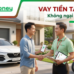 Nhân viên Home Money hỗ trợ vay tiền tận nhà tại Hà Nội không ngại nắng nóng.
