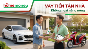 Nhân viên Home Money hỗ trợ vay tiền tận nhà tại Hà Nội không ngại nắng nóng.